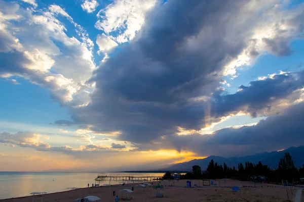 Cielo puesta del sol mar. Hermosas nubes, colores suaves. Fondo natural — Foto de Stock