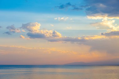 gökyüzü günbatımı deniz. Güzel bulutlar, yumuşak renkler. Doğal arka plan