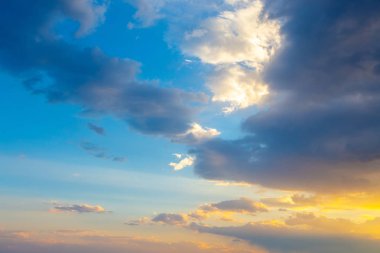 Pembe vanilya cenneti. Hafif kümülüs bulutları ile parlak mavi gökyüzü. yumuşak pastel renkler
