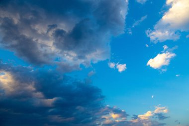 Beyaz bulutlu mavi gökyüzü. Doğal arkaplan.