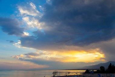 gökyüzü günbatımı deniz. Güzel bulutlar, yumuşak renkler. Doğal arka plan