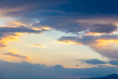 bulutlar ile mavi gökyüzü. metin eklemek için yerleştirin. doğal arka plan