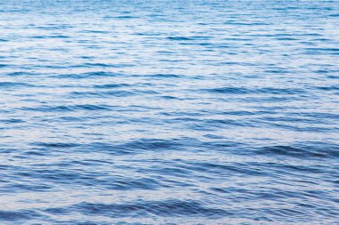 Mavi berrak su. Güzel mavi deniz dalgası fotoğraf yakın. Denizde veya okyanusta plaj tatili.