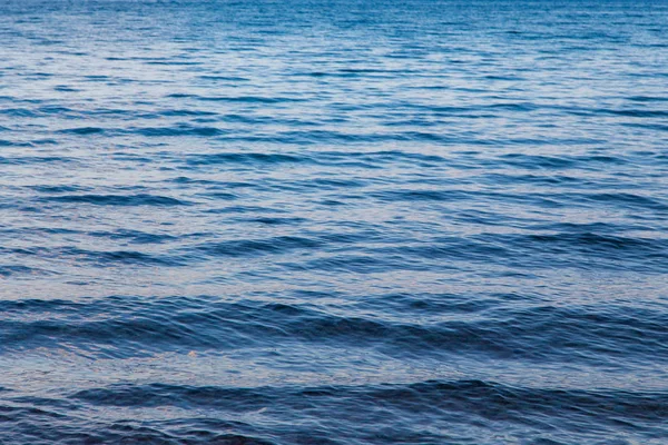 Água limpa azul. Bela fotografia azul onda do mar de perto. Férias na praia no mar ou oceano . — Fotografia de Stock