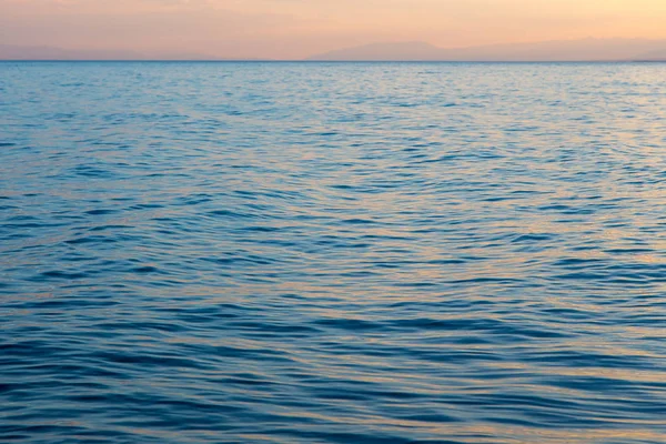 Modrá čistá voda. Krásná modrá mořská vlna se zavřela. Plážová dovolená na moři nebo v oceánu. — Stock fotografie