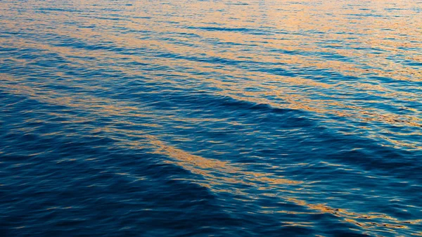 Água limpa azul. Bela fotografia azul onda do mar de perto. Férias na praia no mar ou oceano . — Fotografia de Stock