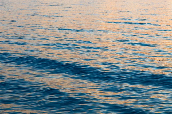 Acqua limpida blu. Bella foto blu onda del mare da vicino. Vacanza al mare o al mare . — Foto Stock