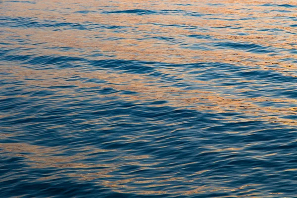 Blått klart vatten. Vackra blå havet våg fotografi närbild. Strand semester vid havet eller havet. — Stockfoto