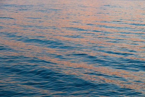 Modrá čistá voda. Krásná modrá mořská vlna se zavřela. Plážová dovolená na moři nebo v oceánu. — Stock fotografie