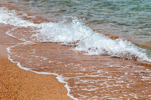 Spiaggia sabbiosa e onda blu del mare. Bellissimo sfondo naturale . — Foto Stock