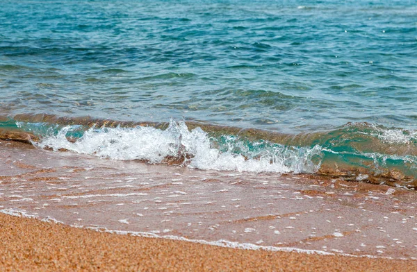 Sandy beach and blue sea wave. Beautiful natural background. — Stock Photo, Image