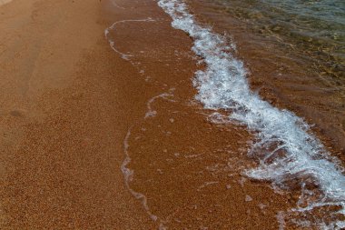 kumlu plaj ve mavi deniz dalgası. Güzel doğal arka plan.