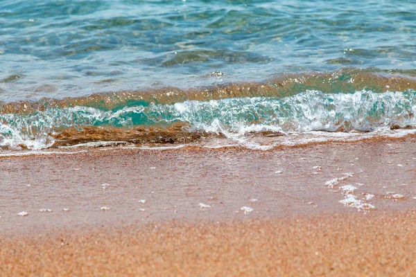 Kumlu plaj ve mavi deniz dalgası. Güzel doğal arka plan. — Stok fotoğraf