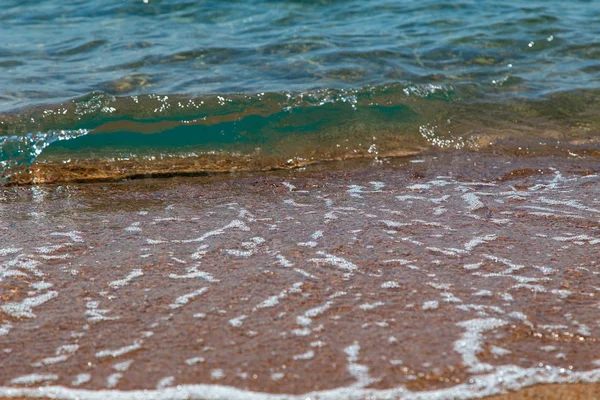 Sandstrand und blaue Meereswelle. schöner natürlicher Hintergrund. — Stockfoto