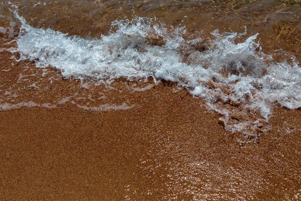 Spiaggia sabbiosa e onda blu del mare. Bellissimo sfondo naturale . — Foto Stock