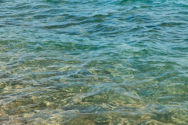 Синя чиста вода. Красива фотографія блакитної морської хвилі крупним планом. Пляжний відпочинок на морі або в океані . — стокове фото