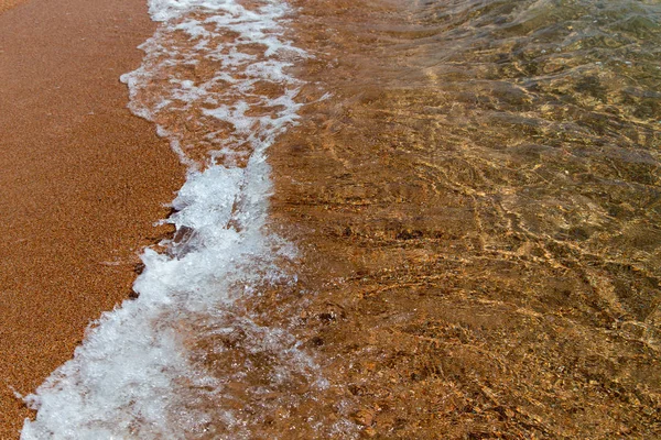 Kumlu plaj ve mavi deniz dalgası. Güzel doğal arka plan. — Stok fotoğraf