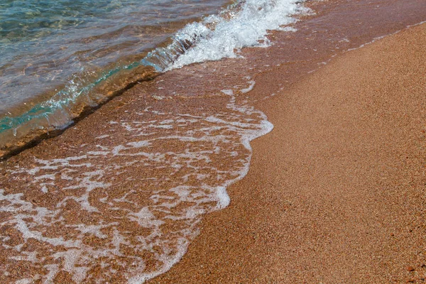 Kumlu plaj ve mavi deniz dalgası. Güzel doğal arka plan. — Stok fotoğraf