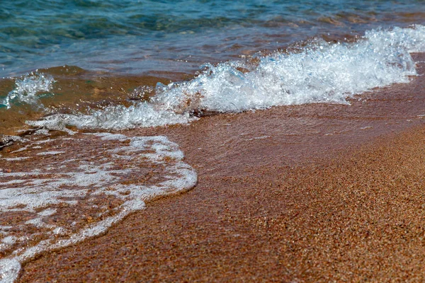 Spiaggia sabbiosa e onda blu del mare. Bellissimo sfondo naturale . — Foto Stock