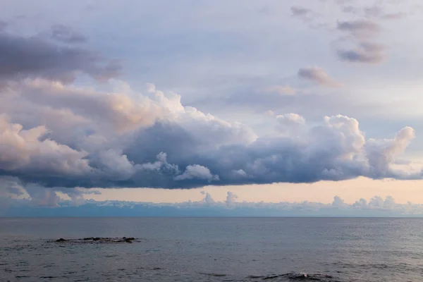 Nube de trueno. lago sombrío. mal tiempo, tormenta. Kirguistán, lago Issyk-Kul . — Foto de Stock