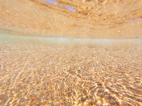 Clear water. underwater background with sandy sea bottom. Beautiful texture of the sea and ocean water. — Stock Photo, Image