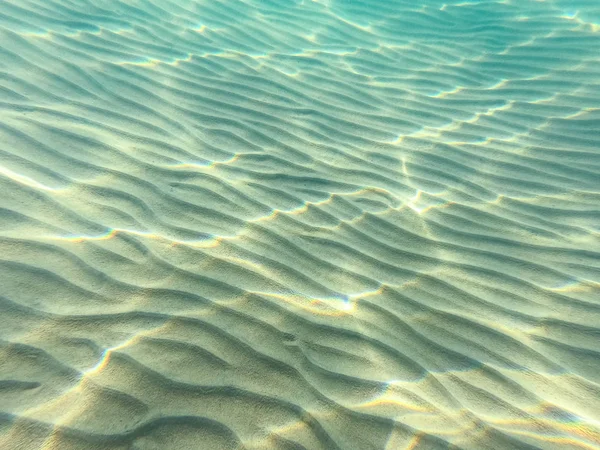 Água limpa. fundo subaquático com fundo do mar arenoso. Bela textura do mar e água do oceano . — Fotografia de Stock