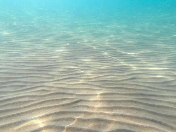 Clear water. underwater background with sandy sea bottom. Beautiful texture of the sea and ocean water. — Stock Photo, Image