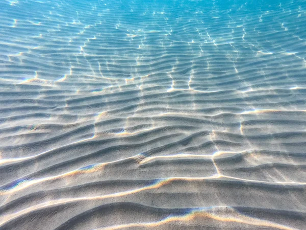 Acqua pulita. fondo subacqueo con fondale sabbioso. Bella consistenza del mare e dell'acqua dell'oceano . — Foto Stock