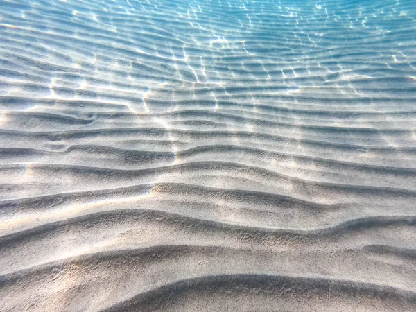맑은 물. 모래 바다 바닥과 수중 배경. 바다와 바다물의 아름다운 식감. — 스톡 사진