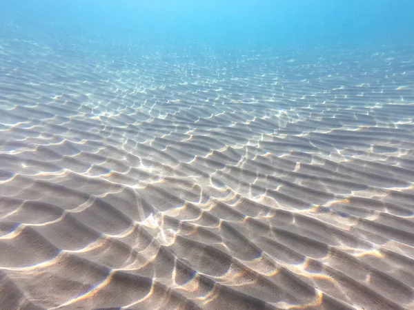 Clear water. underwater background with sandy sea bottom. Beautiful texture of the sea and ocean water. — Stock Photo, Image