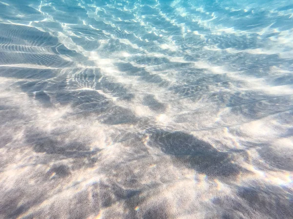Clear water. underwater background with sandy sea bottom. Beautiful texture of the sea and ocean water. — Stock Photo, Image