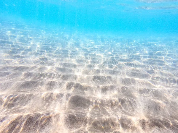 Água limpa. fundo subaquático com fundo do mar arenoso. Bela textura do mar e água do oceano . — Fotografia de Stock