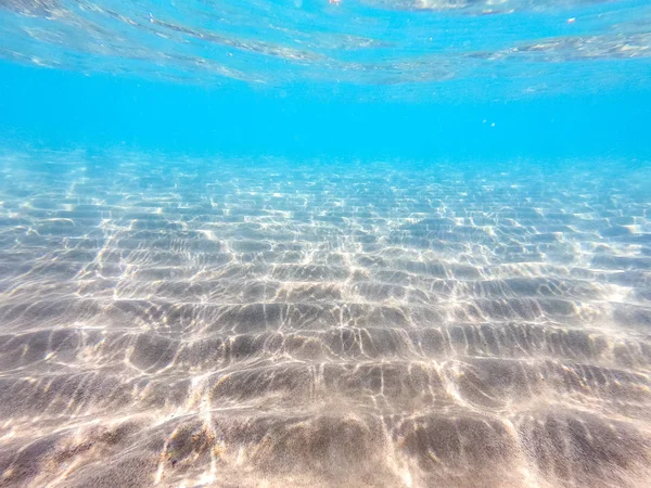 Wyczyść wodę. podwodne tło z piaszczystym dnie morskim. Piękna tekstura morza i wody oceanu. — Zdjęcie stockowe