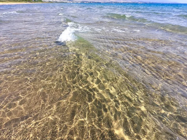 砂底の透明な水の質感。海岸または海の波. — ストック写真