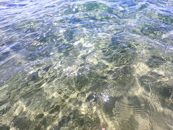 Agua clara. fondo submarino con fondo marino arenoso. Hermosa textura del mar y el agua del océano . — Foto de Stock