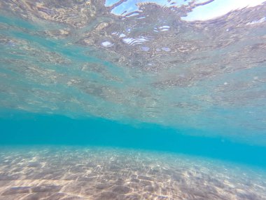 Temiz su. kumlu deniz alt ile sualtı arka plan. Deniz ve okyanus suyunun güzel dokusu.