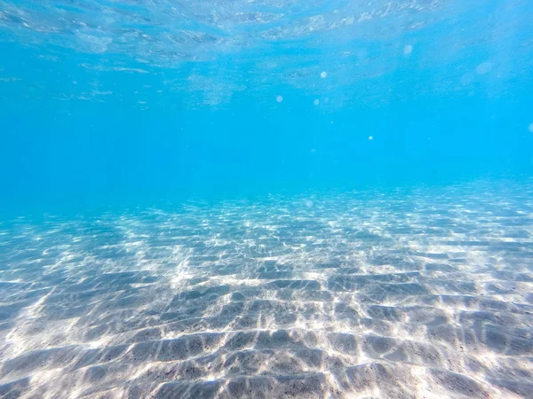 Čistou vodu. podmořské pozadí s písčitým mořským dnem. Krásná textura moře a oceánská voda. — Stock fotografie