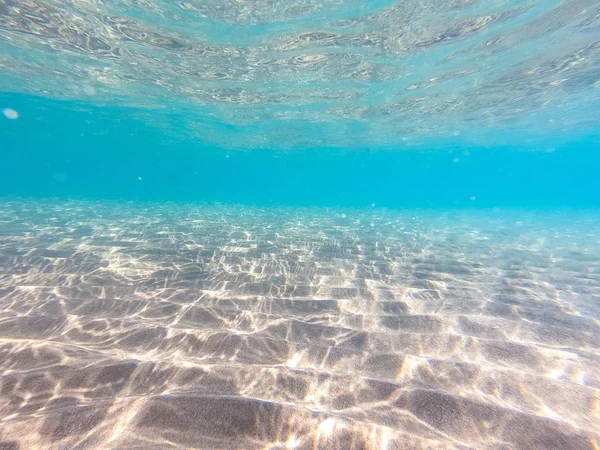 Čistou vodu. podmořské pozadí s písčitým mořským dnem. Krásná textura moře a oceánská voda. — Stock fotografie