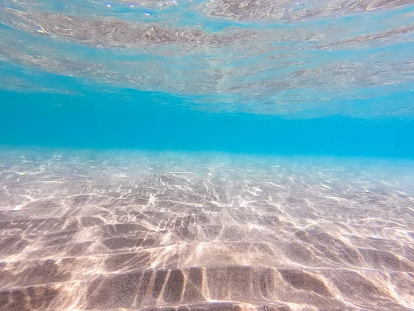 맑은 물. 모래 바다 바닥과 수중 배경. 바다와 바다물의 아름다운 식감. — 스톡 사진