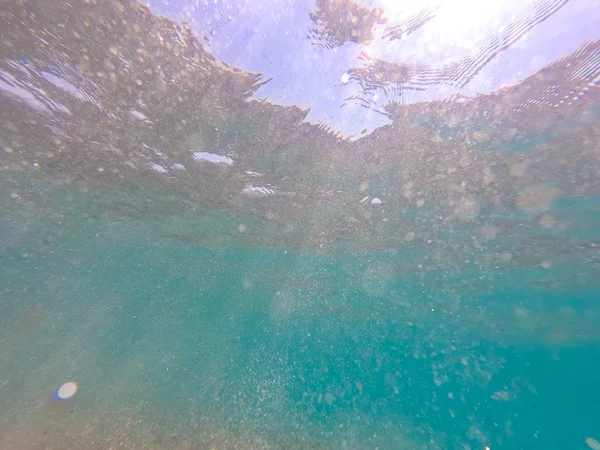 Clear water. underwater background with sandy sea bottom. Beautiful texture of the sea and ocean water. — Stock Photo, Image