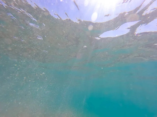 Helder water. onderwater achtergrond met zanderige zeebodem. Prachtige textuur van de zee en Oceaan water. — Stockfoto