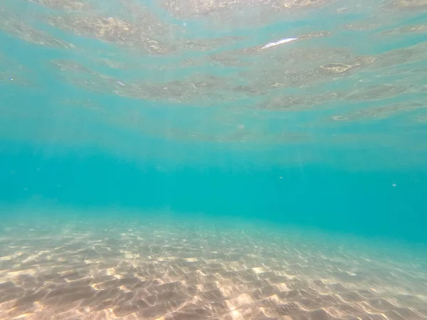 Acqua pulita. fondo subacqueo con fondale sabbioso. Bella consistenza del mare e dell'acqua dell'oceano . — Foto Stock