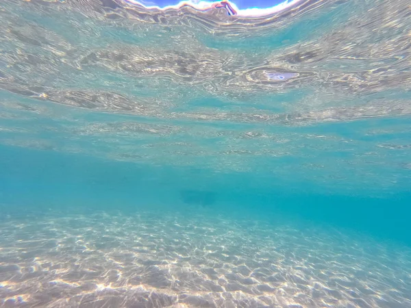 Clear water. underwater background with sandy sea bottom. Beautiful texture of the sea and ocean water. — Stock Photo, Image