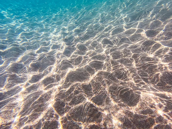 Água limpa. fundo subaquático com fundo do mar arenoso. Bela textura do mar e água do oceano . — Fotografia de Stock