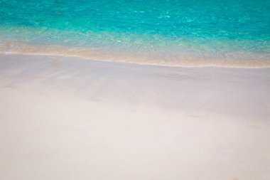 kumlu plaj ve mavi deniz dalgası. Güzel doğal arka plan. Turizm ve seyahat.