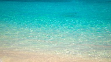 kumlu plaj ve mavi deniz dalgası. Güzel doğal arka plan. Turizm ve seyahat.