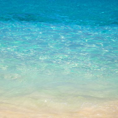 kumlu plaj ve mavi deniz dalgası. Güzel doğal arka plan. Turizm ve seyahat.