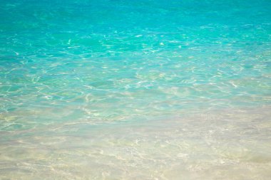 kumlu plaj ve mavi deniz dalgası. Güzel doğal arka plan. Turizm ve seyahat.