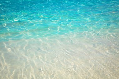 kumlu plaj ve mavi deniz dalgası. Güzel doğal arka plan. Turizm ve seyahat.