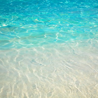 kumlu plaj ve mavi deniz dalgası. Güzel doğal arka plan. Turizm ve seyahat.